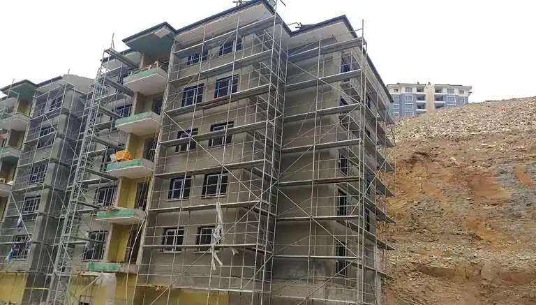 19 Yaşındaki İşçi 5. Kattan Düştü: Hayati Tehlike