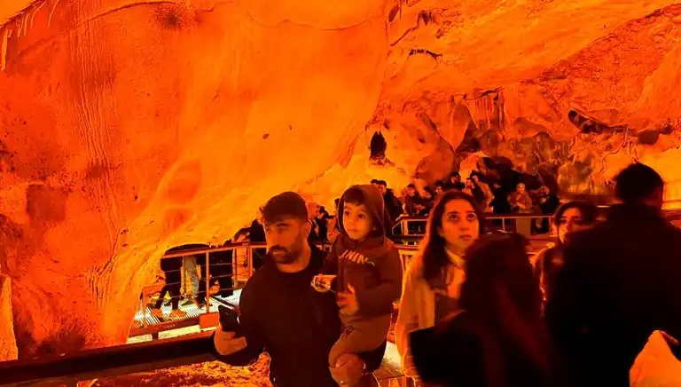 Tulumtaş Mağarası'nda Kış Turist Akını!